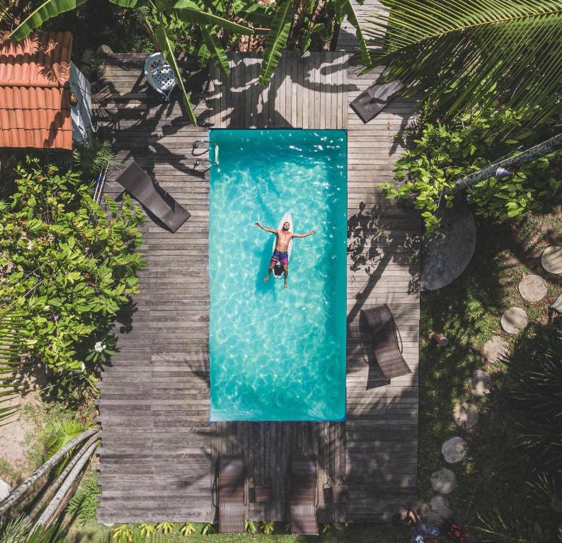 una mujer nadando en una piscina en el agua en Pousada Ilha Verde, en Itacaré