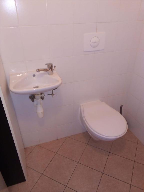 Koupelna v ubytování Apartmán v arealu Doky Lipno