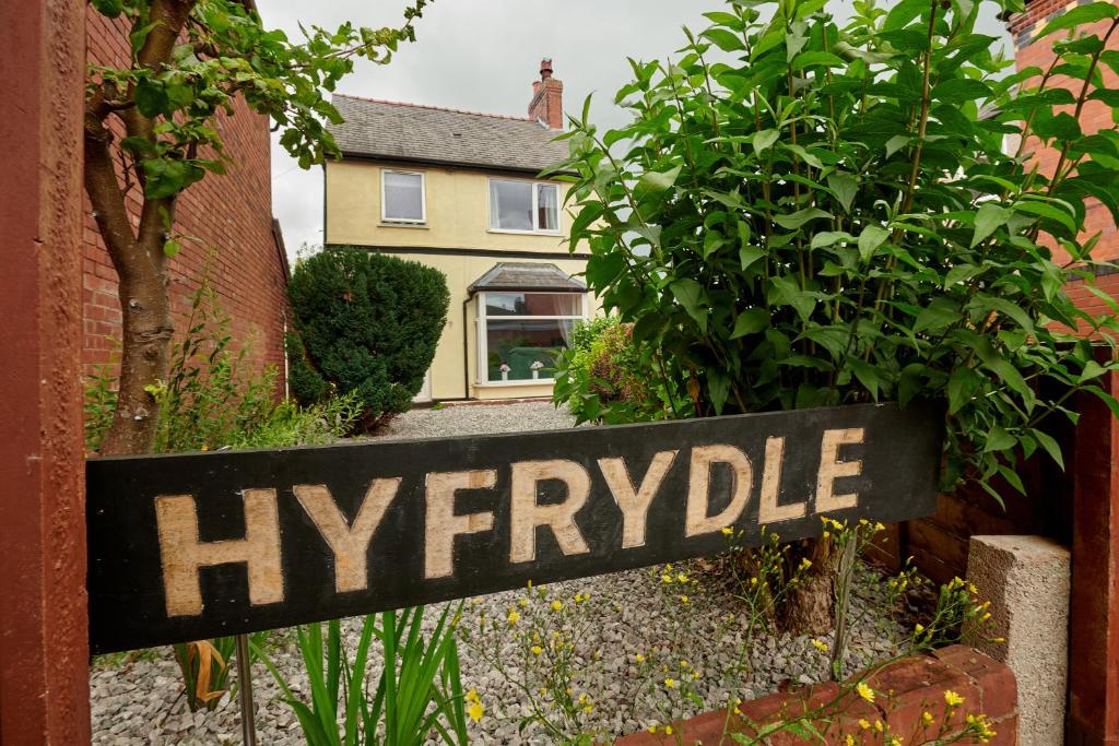 um sinal que diz "hyggie" em frente a uma casa em Detached 3 Bed House Ideal for Long Stays & Pets em Mold