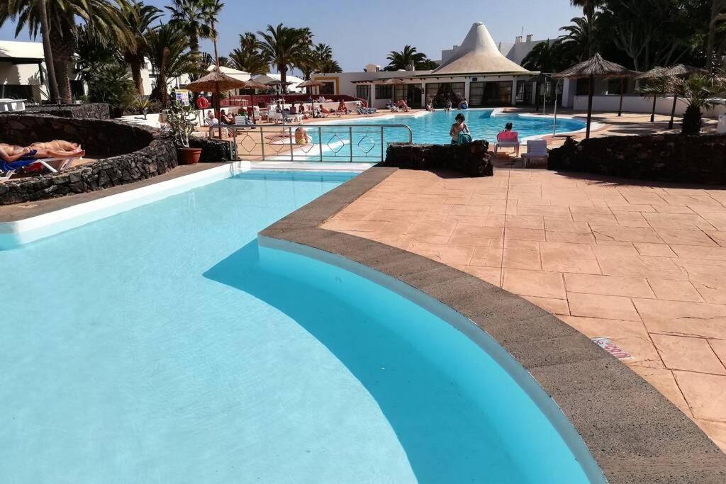Bazén v ubytování Apartamento Giovanni 09 Playa Roca nebo v jeho okolí