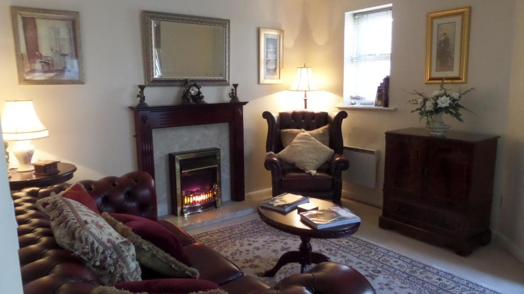 - un salon avec un canapé et une cheminée dans l'établissement A Luxury Apartment in York, à York
