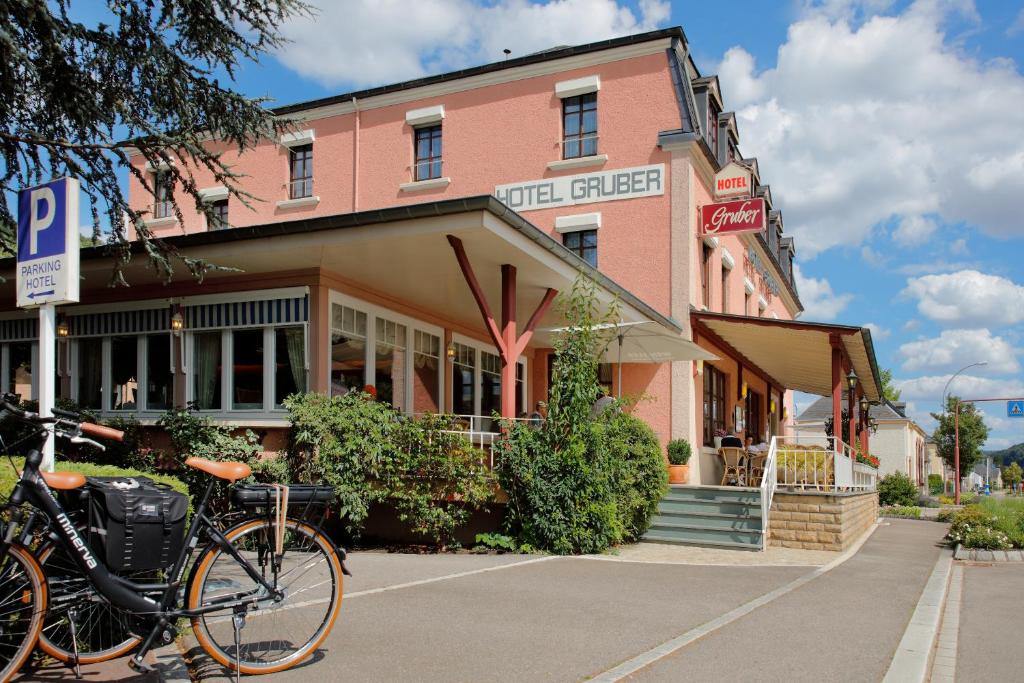 ein Fahrrad, das vor einem Gebäude geparkt ist in der Unterkunft Hotel Gruber in Steinheim
