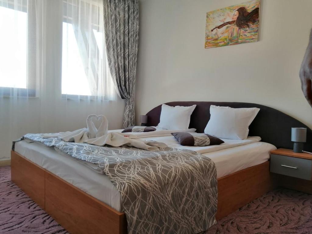 
A bed or beds in a room at GRAND MONASTERYl Apartment ``Star Paradise``
