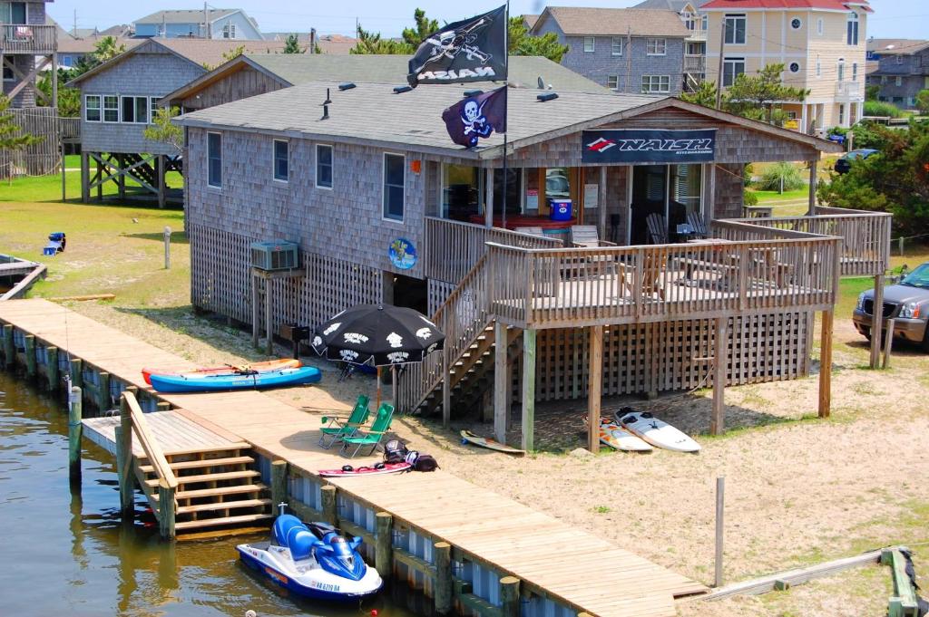 une maison sur un quai avec des bateaux sur l'eau dans l'établissement Easy Breezy #200HC, à Avon