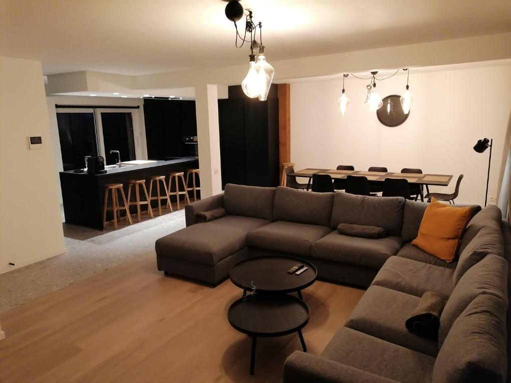 ein Wohnzimmer mit einem Sofa und einem Tisch in der Unterkunft appartement deluxe Orly 2 in Ostende