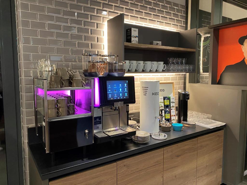 Příslušenství pro přípravu čaje a kávy v ubytování Emils Hotel