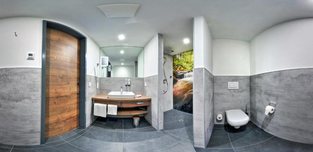 Koupelna v ubytování Emils Hotel