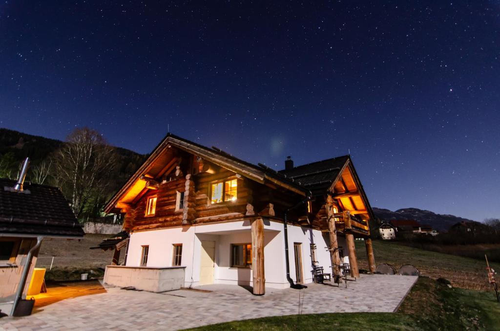 una casa di notte con un cielo stellato di Berg & Sonne a Seeboden