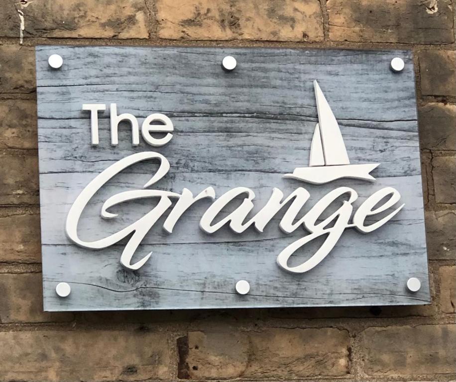 een teken dat de grange leest met een zeil erop bij The Grange in Weymouth