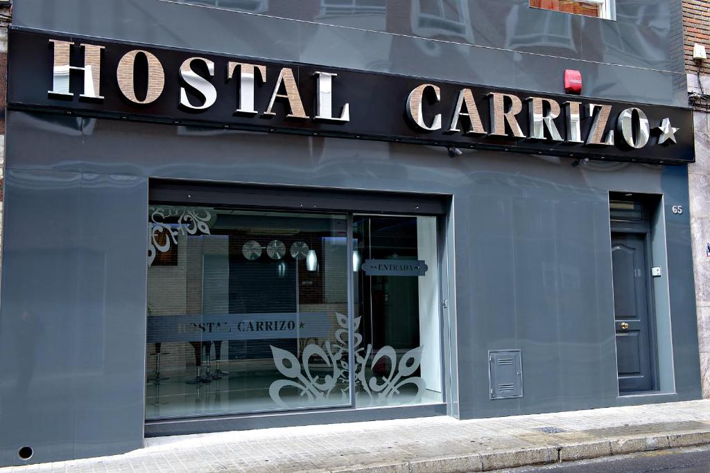 una tienda con una señal para un carnegie de hospital en Hostal Carrizo, en Elda