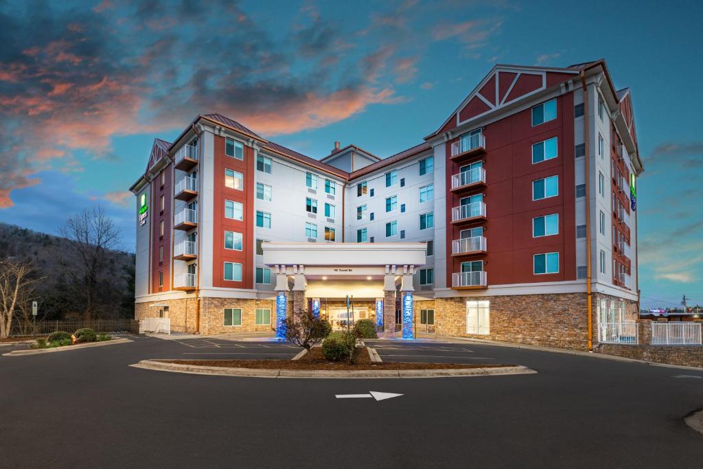 una rappresentazione di un hotel con parcheggio di Holiday Inn Express & Suites Asheville Downtown, an IHG Hotel ad Asheville