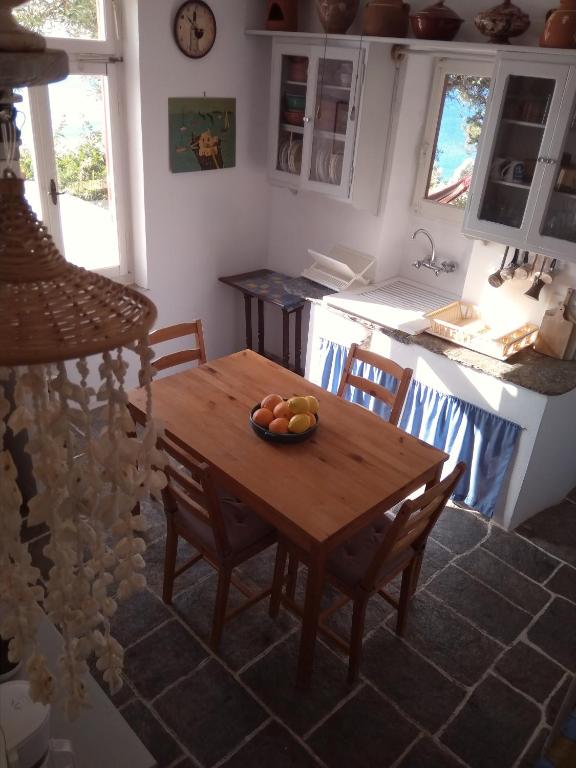 Фотография из галереи Stunning House - Sleeps 11 Terrace & Sea View в городе Chrisopigi