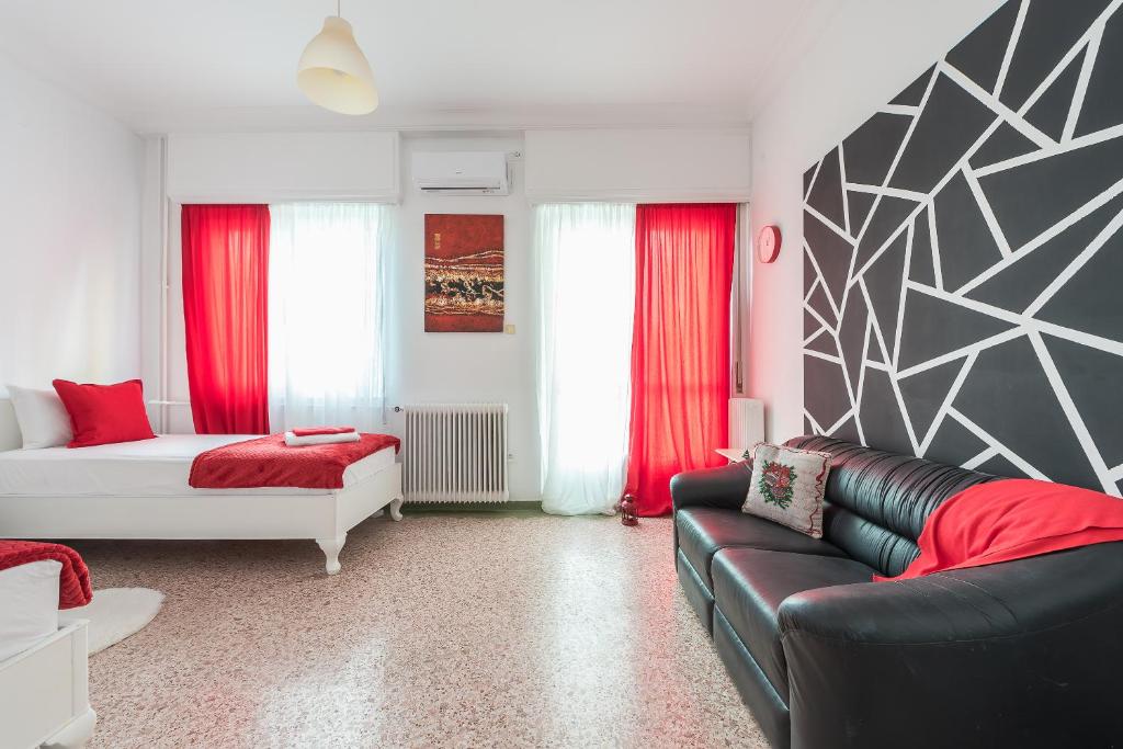uma sala de estar com um sofá e uma cama em Private Rooms Athens - Shared Bathroom em Atenas