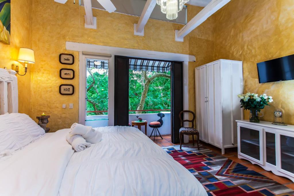 Postel nebo postele na pokoji v ubytování Garlands Del Rio Riverside Boutique Hotel
