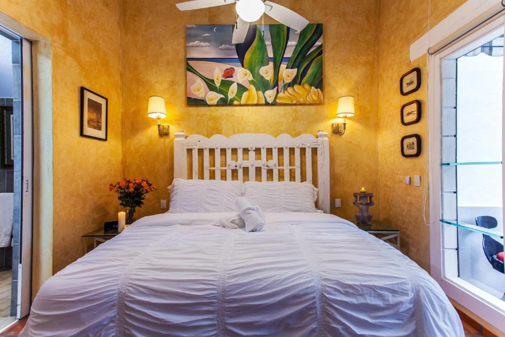 Postel nebo postele na pokoji v ubytování Garlands Del Rio Riverside Boutique Hotel