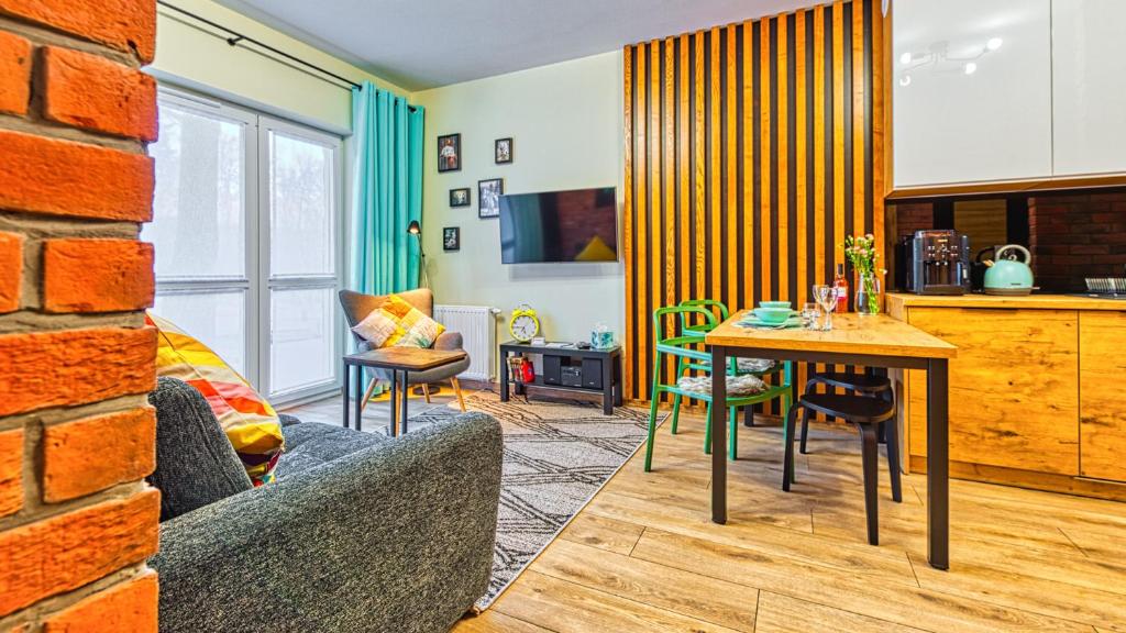 希維拉杜夫茲德魯伊的住宿－Apartament Biały Wilk - 5D Apartamenty，客厅配有沙发和桌子