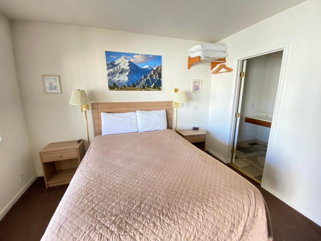 Postel nebo postele na pokoji v ubytování Bristlecone Motel