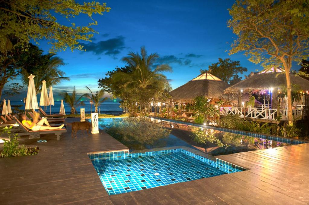 ein Resort mit Pool in der Nacht in der Unterkunft LaLaanta Hideaway Resort in Ko Lanta