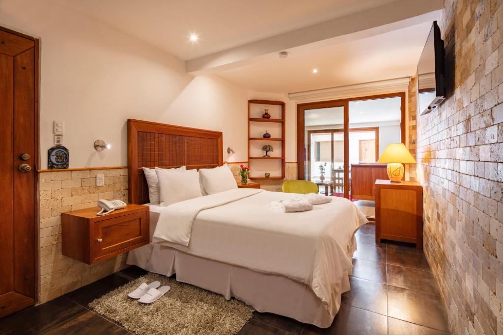 a bedroom with a large white bed in a room at Casa del Balcon in Baños