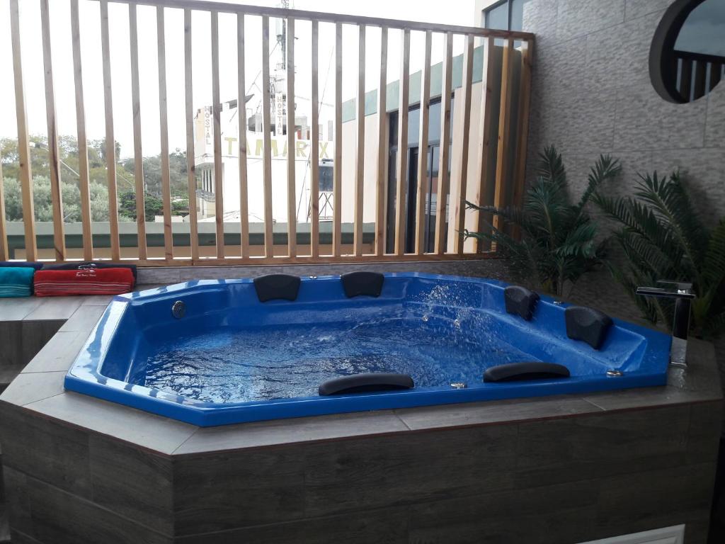 伊卡的住宿－Del Valle House，窗户客房内的大蓝色浴缸