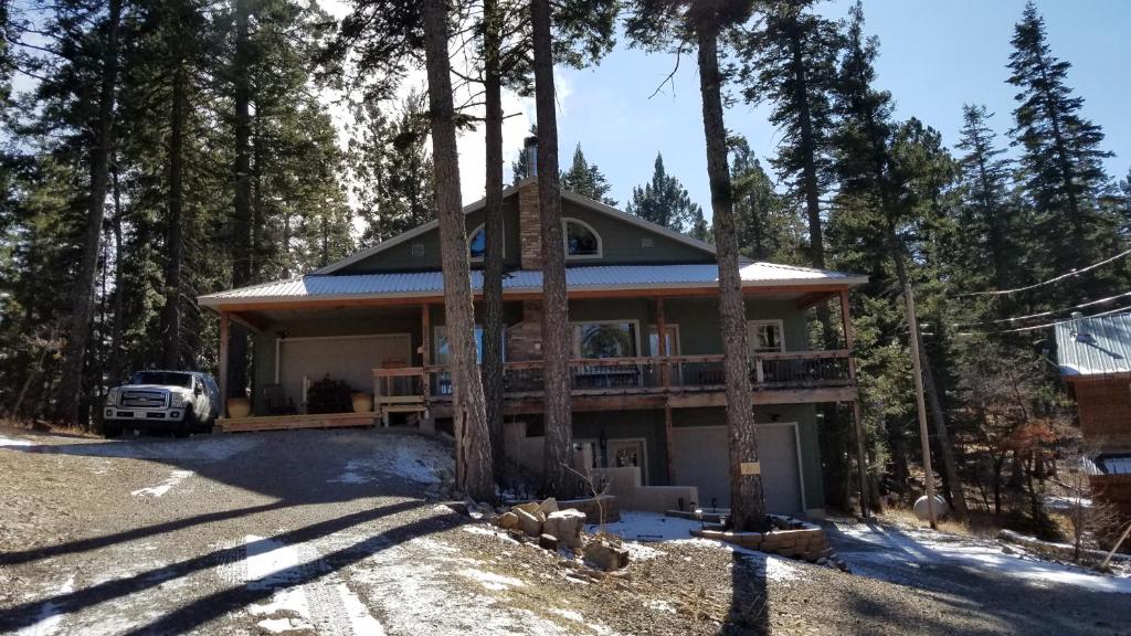 The Woodlands Chalet; luxury at 9000 ft. elevation (VS Cloudcroft)