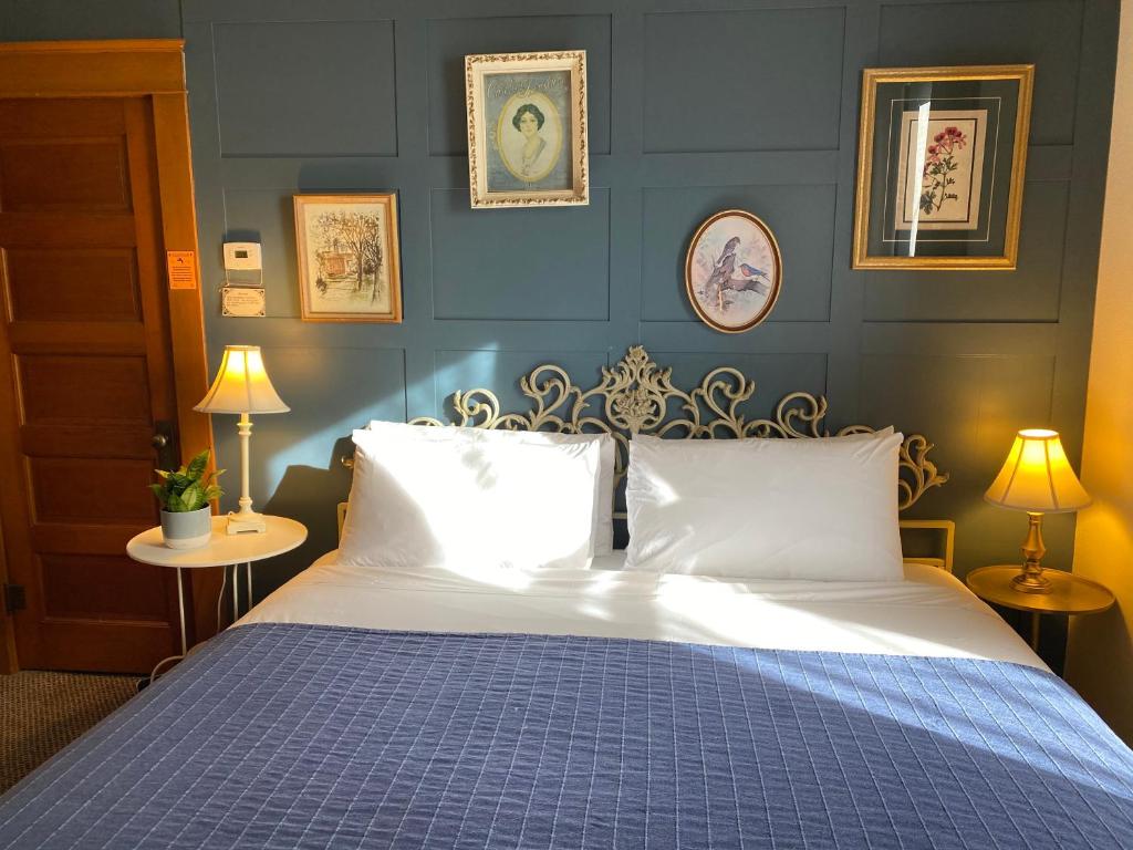 Postel nebo postele na pokoji v ubytování Hotel Vendome