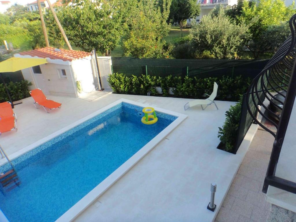 Bazén v ubytovaní Cozy apartment in Kaštel Štafilić 27 m² with shared pool alebo v jeho blízkosti