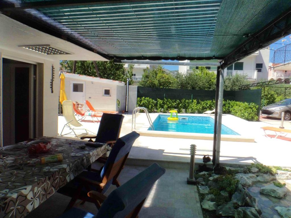 Bazén v ubytovaní Cozy apartment in Kaštel Štafilić 27 m² with shared pool alebo v jeho blízkosti