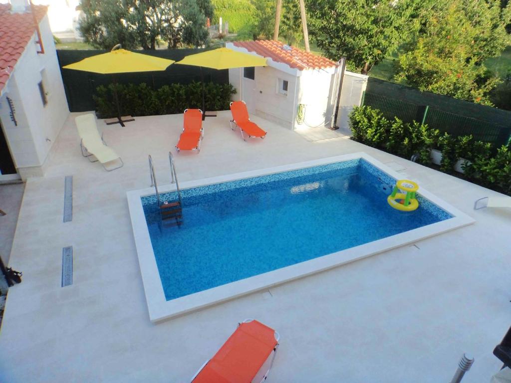 Bazén v ubytovaní Cozy apartment in Kaštel Štafilić 27 m² with shared pool alebo v jeho blízkosti