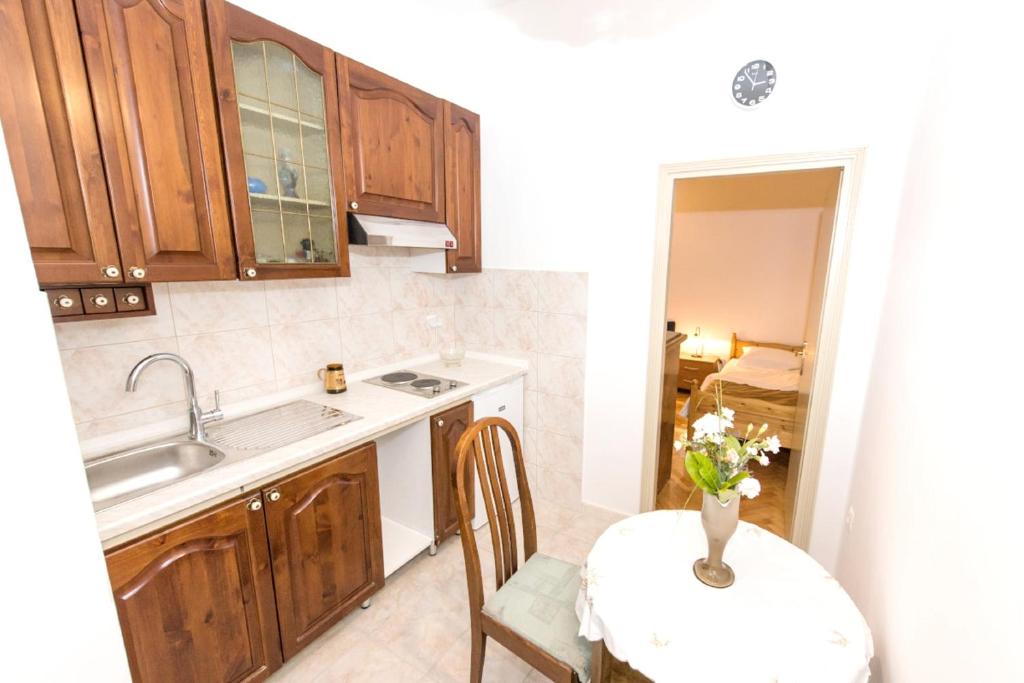 Kuchyňa alebo kuchynka v ubytovaní Cozy apartment in Kaštel Štafilić 27 m² with shared pool