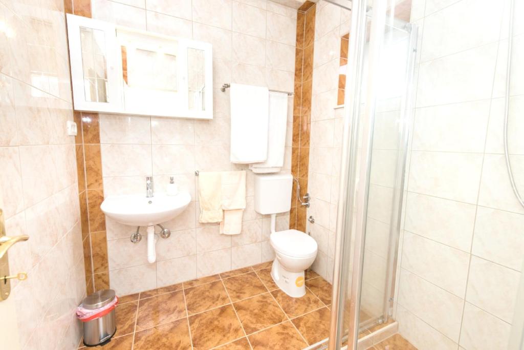 Kúpeľňa v ubytovaní Cozy apartment in Kaštel Štafilić 27 m² with shared pool