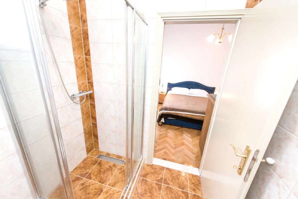 Posteľ alebo postele v izbe v ubytovaní Cozy apartment in Kaštel Štafilić 27 m² with shared pool
