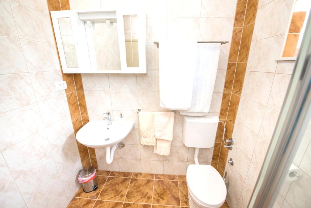 Kúpeľňa v ubytovaní Cozy apartment in Kaštel Štafilić 27 m² with shared pool