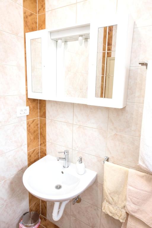 Kúpeľňa v ubytovaní Cozy apartment in Kaštel Štafilić 27 m² with shared pool