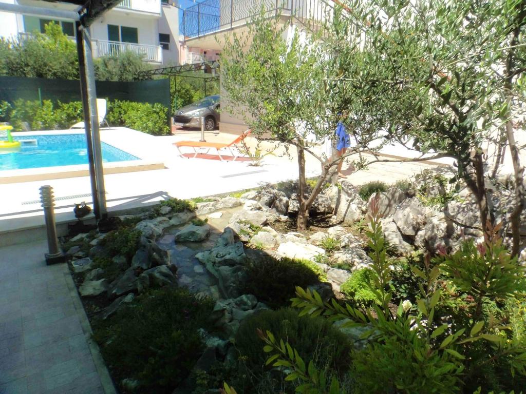 Bazén v ubytovaní Cozy apartment in Kaštel Štafilić 27 m² with shared pool alebo v jeho blízkosti