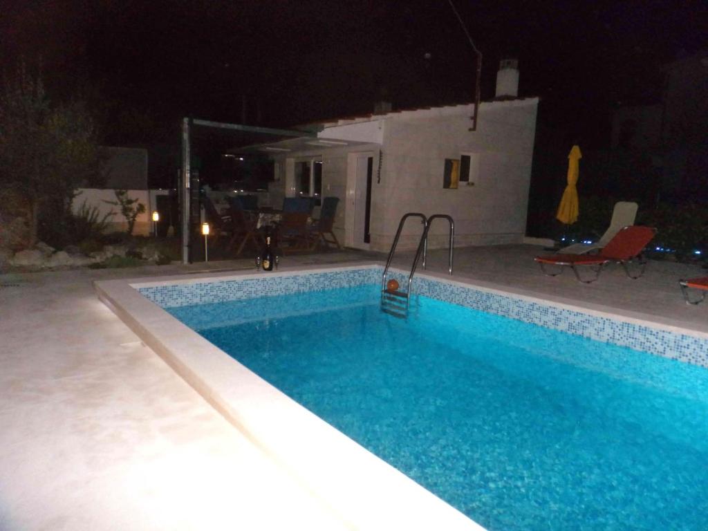 Bazén v ubytovaní Cozy apartment in Kaštel Štafilić 27 m² with shared pool alebo v jeho blízkosti