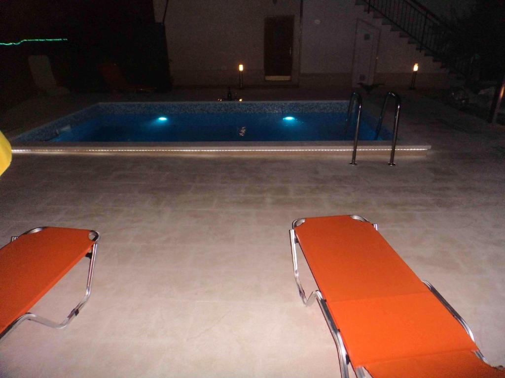 Bazén v ubytovaní Cozy apartment in Kaštel Štafilić 27 m² with shared pool alebo v jeho blízkosti