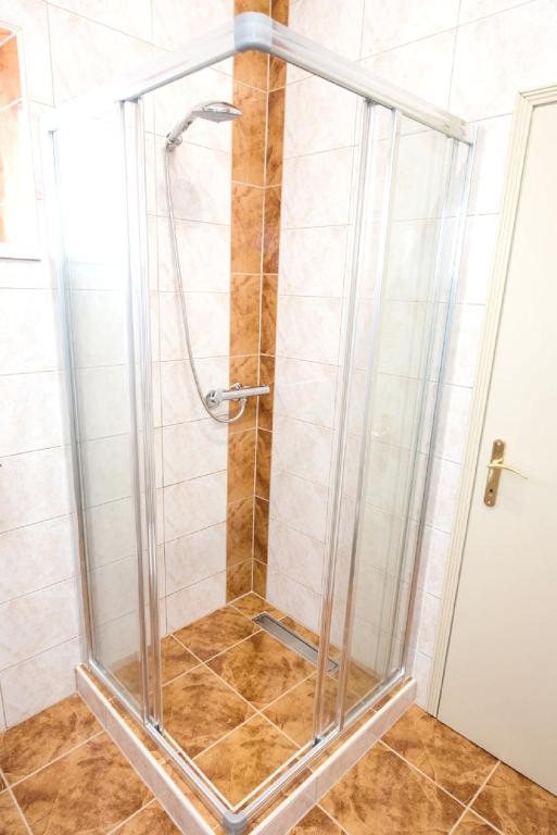 Kúpeľňa v ubytovaní Cozy apartment in Kaštel Štafilić 27 m² with shared pool