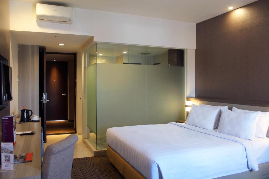 Postel nebo postele na pokoji v ubytování Swiss-Belinn Cibitung