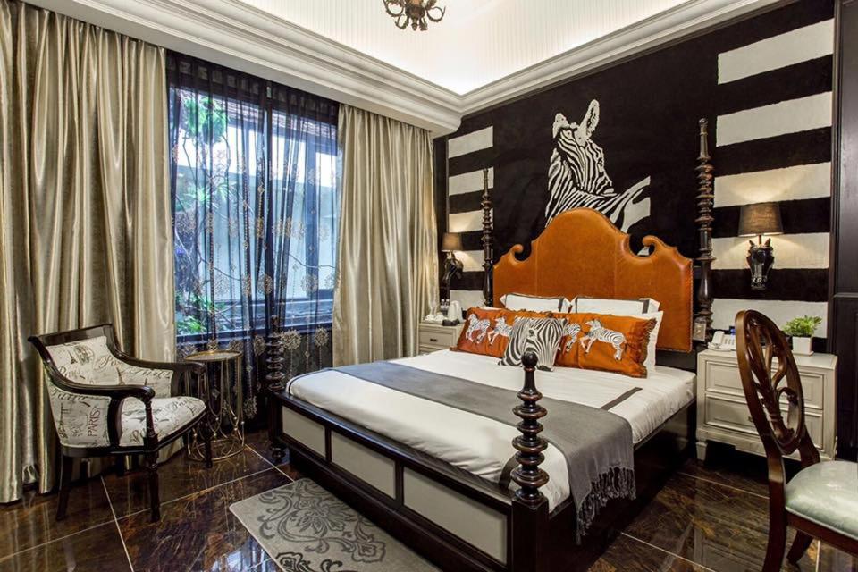 sypialnia z dużym łóżkiem i 2 krzesłami w obiekcie Midori Concept Hotel w mieście Johor Bahru