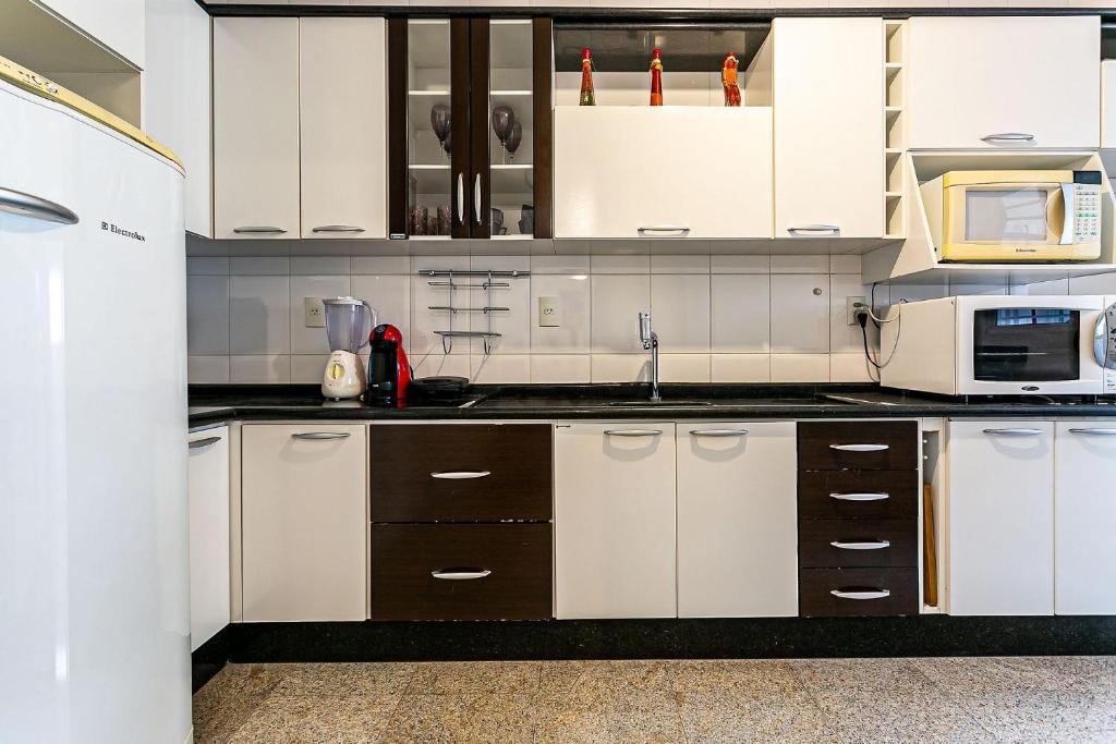  Apartamento próximo ao Centro e praias com infraestrutura completa ITAA04G