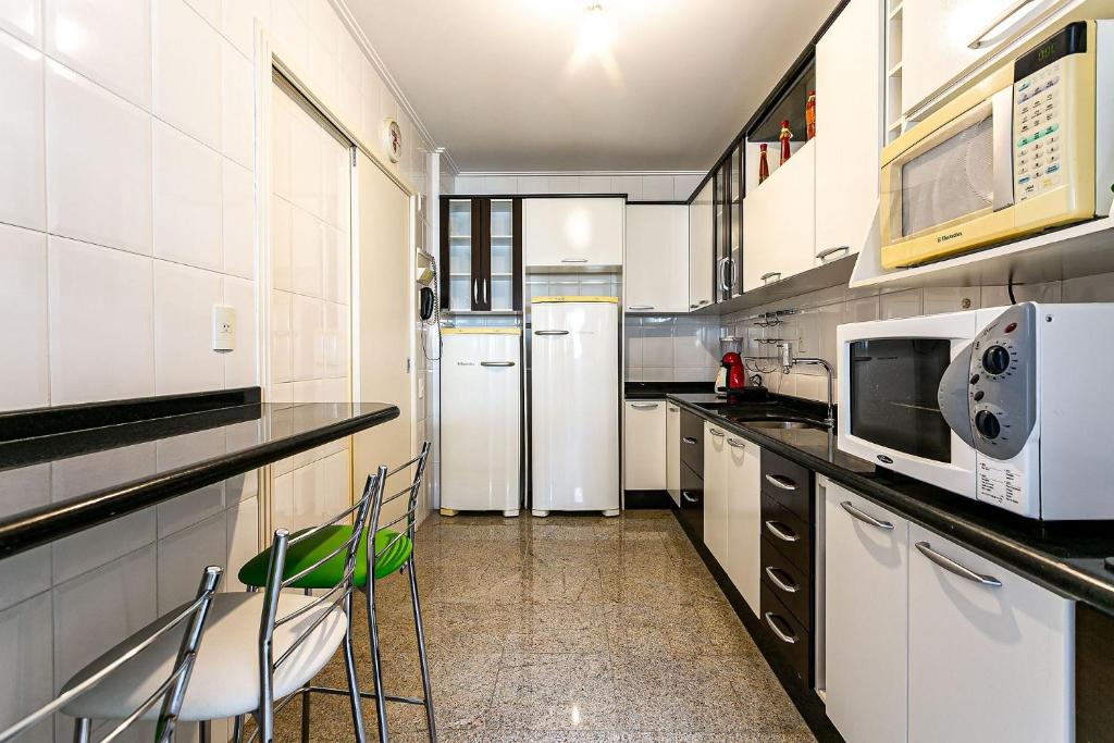  Apartamento próximo ao Centro e praias com infraestrutura completa ITAA04G