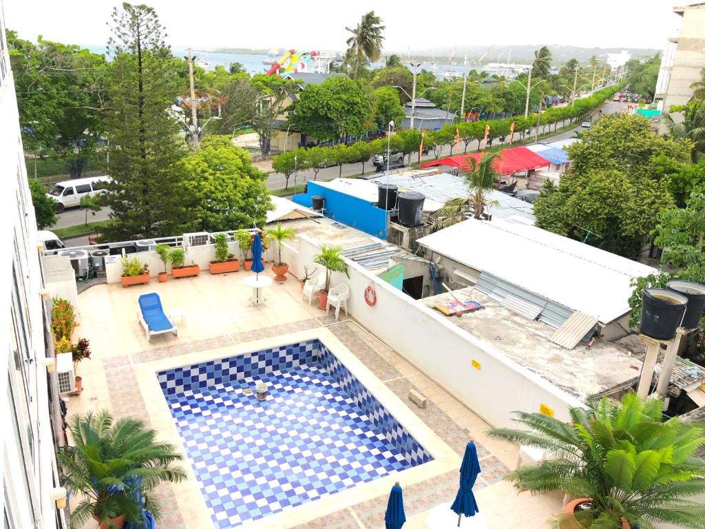 Vista sulla piscina di Edificio Bahia Fragata Apartamento 411 o su una piscina nei dintorni