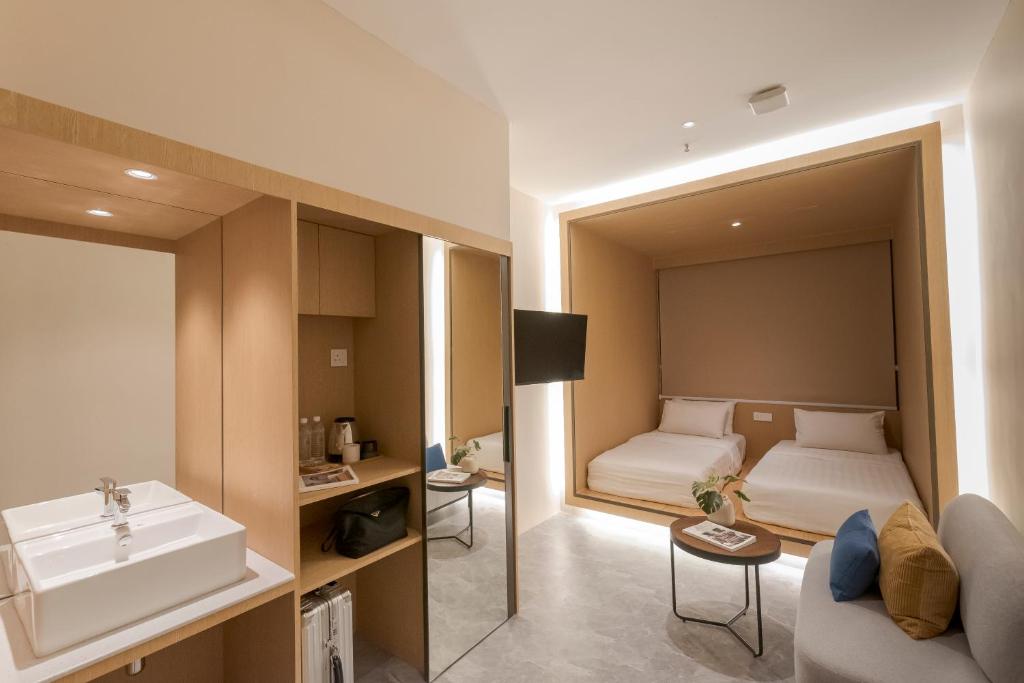 Postel nebo postele na pokoji v ubytování Harper Boutique Hotel at Sutera Avenue