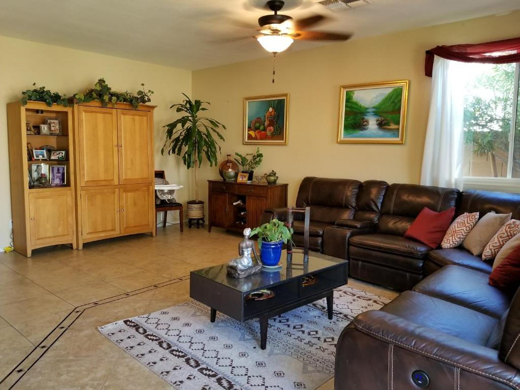 Posezení v ubytování Phoenix home near freeways and airport