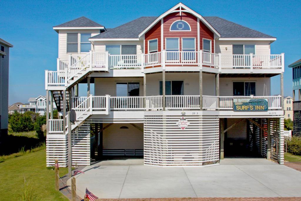 une grande maison blanche avec un toit rouge dans l'établissement Surfs Inn #35-5, à Avon