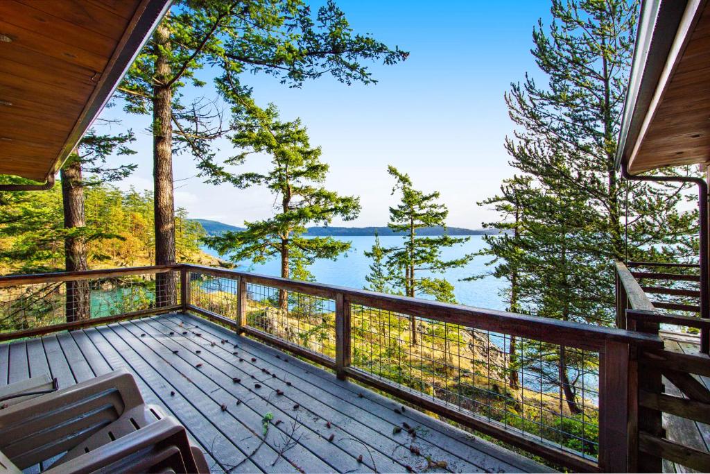 una terraza con vistas al agua en Sound Serenity en Orcas