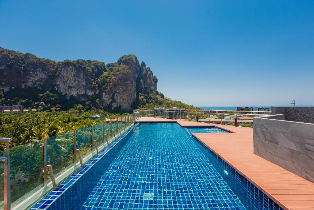 - une piscine avec vue sur l'océan dans l'établissement Vacay Aonang Hotel, à Ao Nang Beach