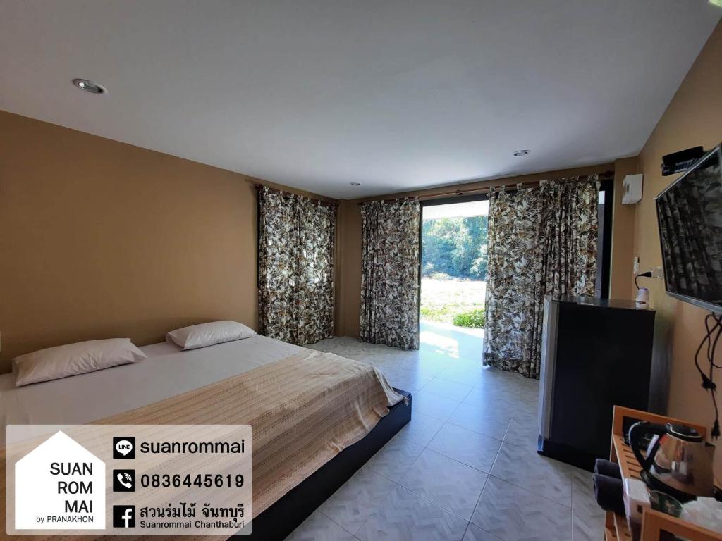TV a/nebo společenská místnost v ubytování Suan Rom Mai Chanthaburi สวนร่มไม้ จันทบุรี