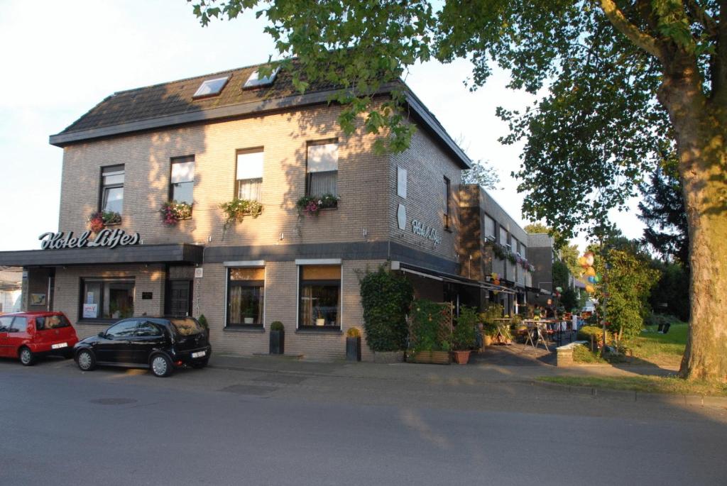 a building with a car parked in front of it at Hotel Litjes in Goch